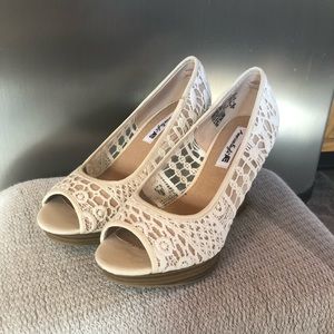American Eagle off-white Lace Wedges